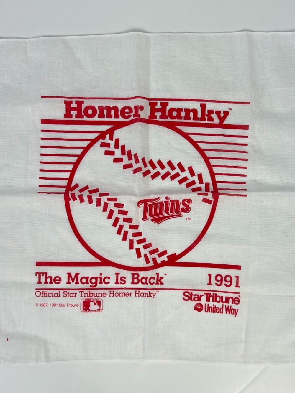 1991 Minnesota Twins Homer Hanky Ofcl Star Tribune The Magic is Back Set of 2